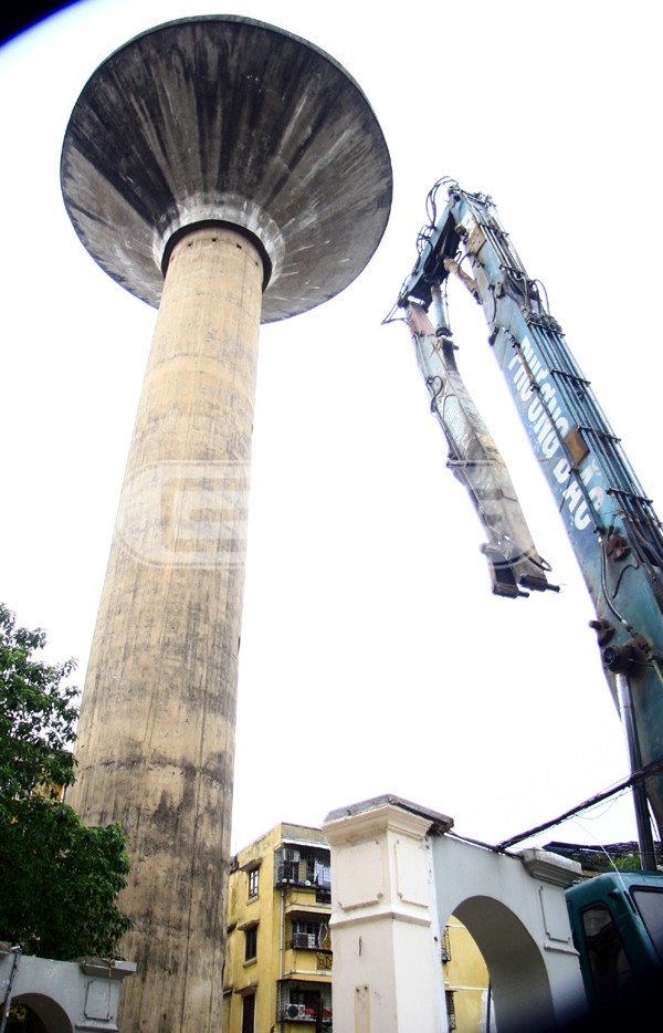 Tiếp đến là tháp nước Trung Tự cao 58,4m thuộc phường Trung Tự, quận Đống Đa, Hà Nội. Tháp nước này được xây dựng năm 1976 nhằm cung cấp nước sạch cho người dân phường Trung Tự. Với chiều cao tương đương một tòa nhà 12 tầng, đây là một trong những công trình cao nhất của Hà Nội trong thập kỷ 1970-1980.